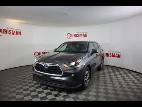Used 2022 Toyota Highlander XLE AWD/4WD image 2