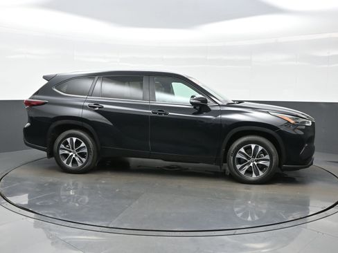 Used 2024 Toyota Highlander XLE AWD/4WD image 7