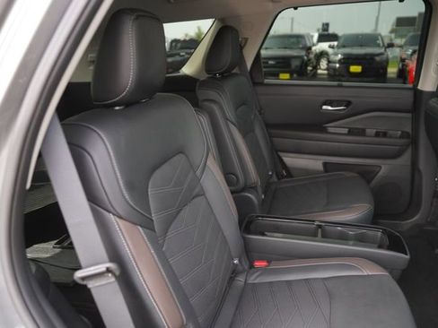 Used 2024 Nissan Pathfinder Platinum FWD image 17