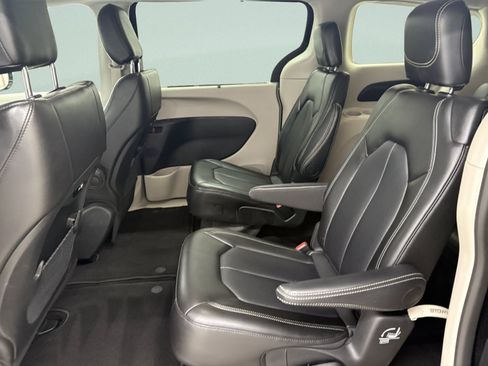 Used 2024 Chrysler Pacifica Touring-L FWD image 13