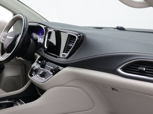 Used 2021 Chrysler Pacifica Limited w/ Uconnect Theater Family Group FWD image 47