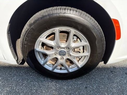 Used 2024 Chrysler Pacifica Touring-L FWD image 27