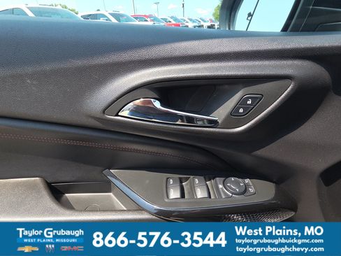 Used 2025 Chevrolet Trax RS FWD image 13