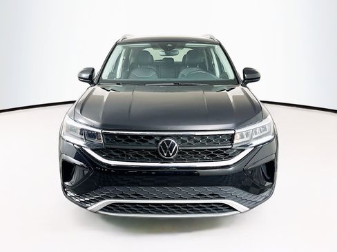 Used 2024 Volkswagen Taos SE image 2