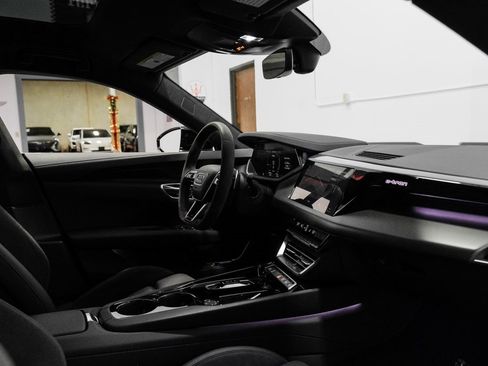 Used 2024 Audi e-tron GT Prestige image 29