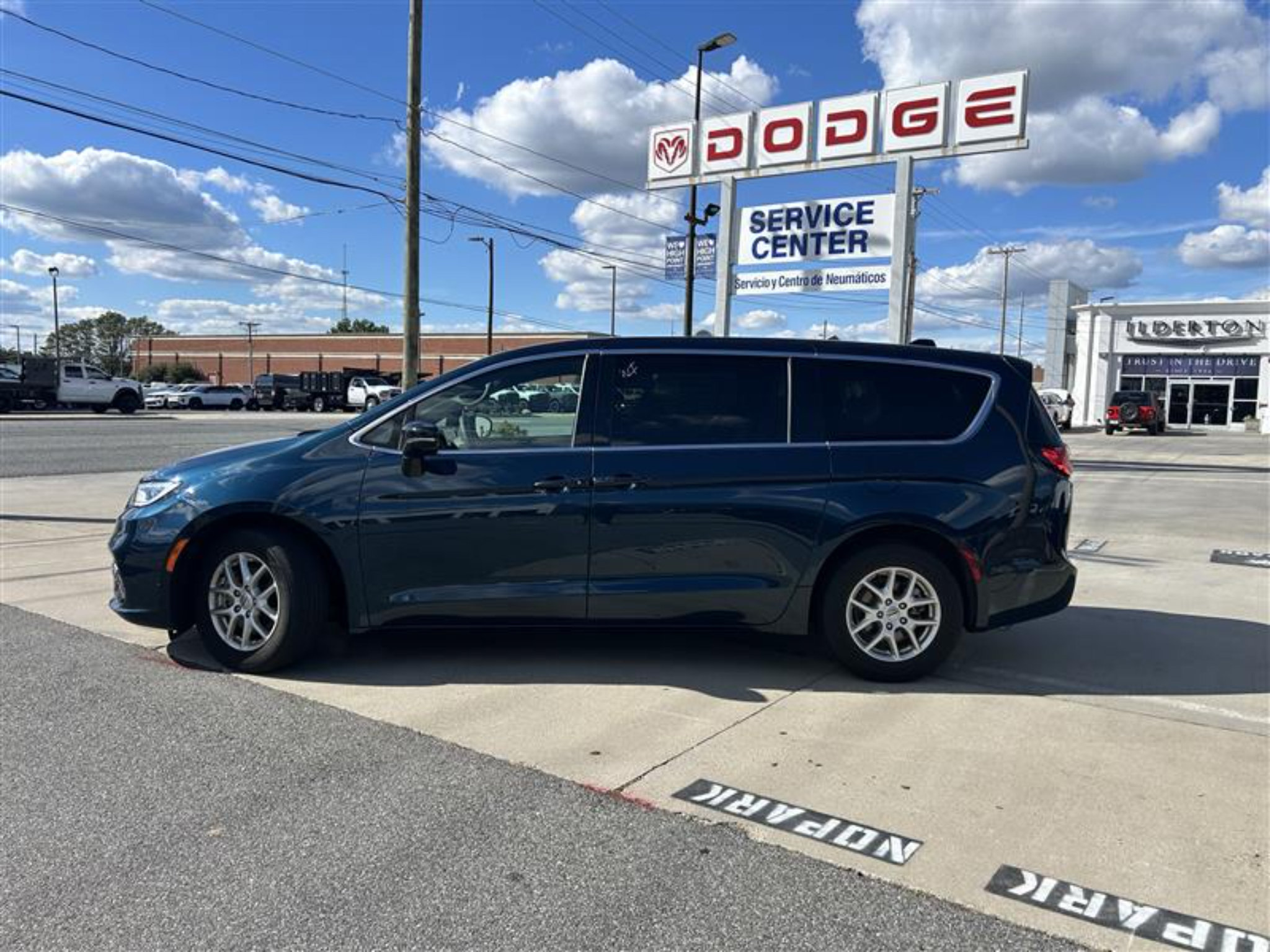 Used 2025 Chrysler Pacifica Select FWD image 2
