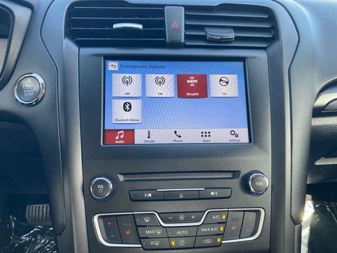 Used 2018 Ford Fusion SE w/ Equipment Group 201A FWD image 24