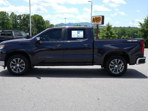Used 2022 Chevrolet Silverado 1500 LT AWD/4WD image 4