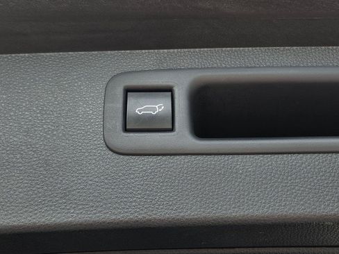 Used 2021 Toyota Highlander XLE FWD image 30