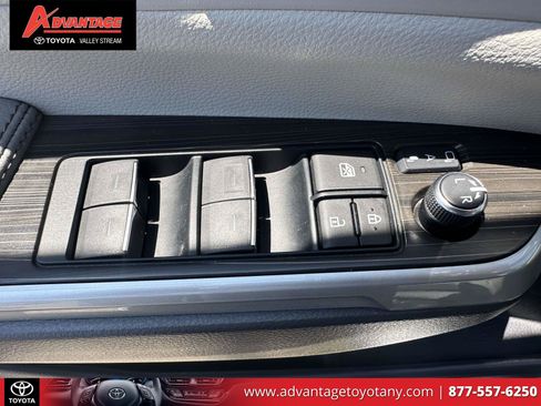 Used 2023 Toyota Sienna Limited AWD/4WD image 20