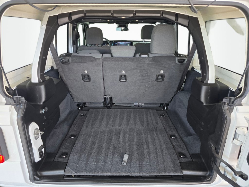 Used 2025 Jeep Wrangler Unlimited Sahara AWD/4WD image 15