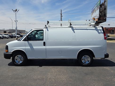 Used 2016 Chevrolet Express 2500 image 2