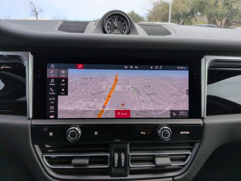 Used 2024 Porsche Macan image 16