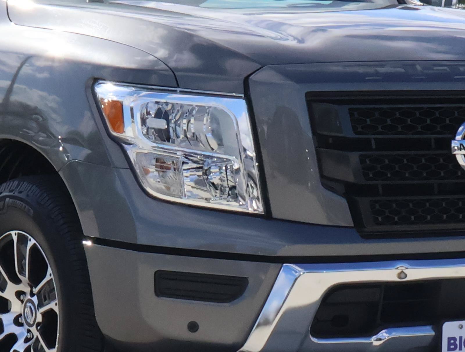 Used 2022 Nissan Titan SV w/ SV Convenience Package RWD image 9
