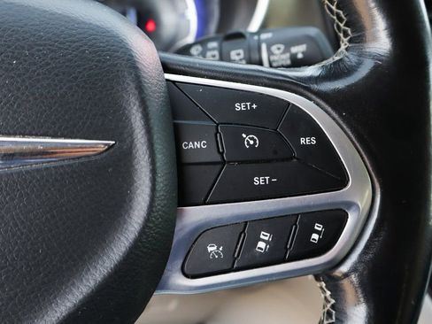 Used 2021 Chrysler Pacifica Touring-L image 27