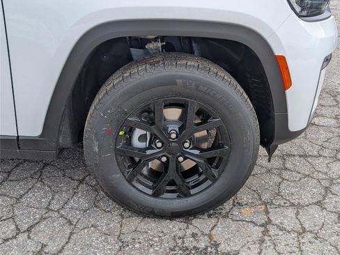 New 2026 Jeep Grand Cherokee Altitude image 5