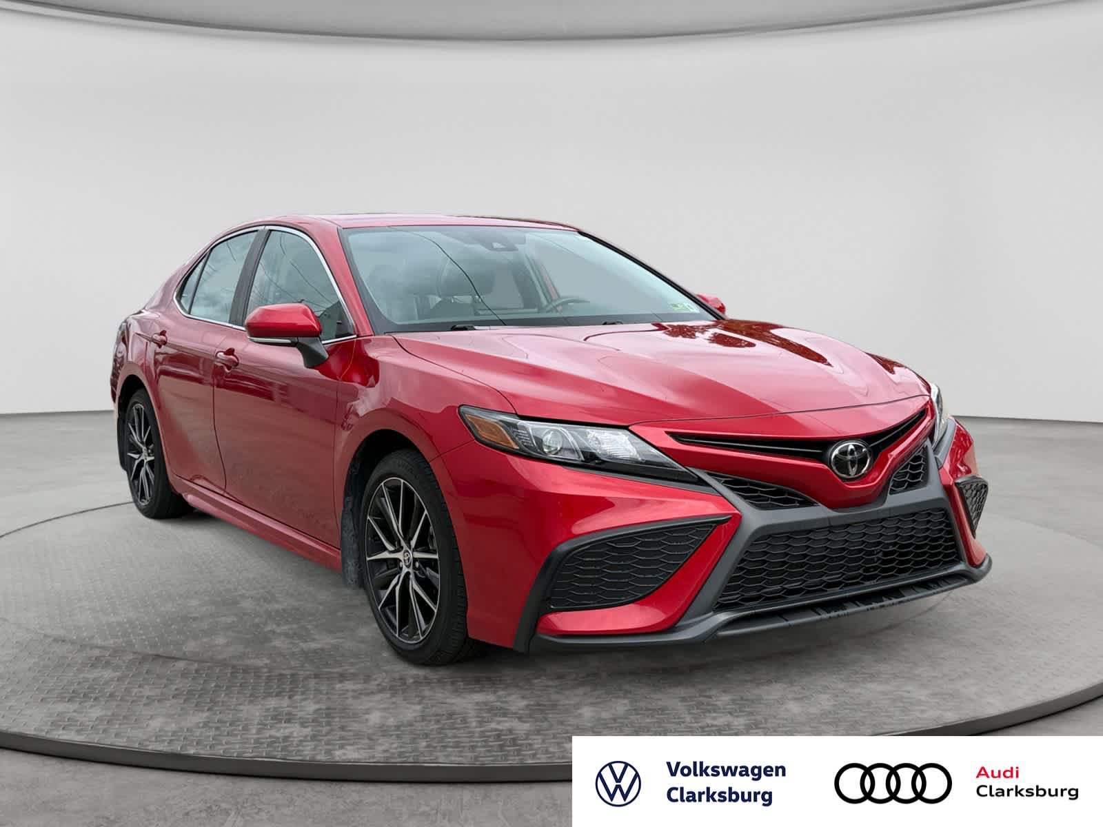 Used 2024 Toyota Camry SE FWD image 3