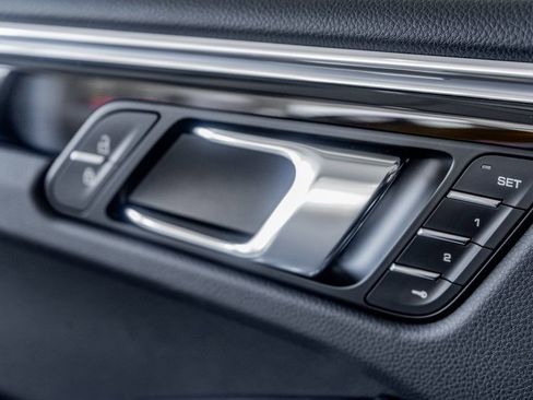 Certified 2025 Porsche Macan image 15