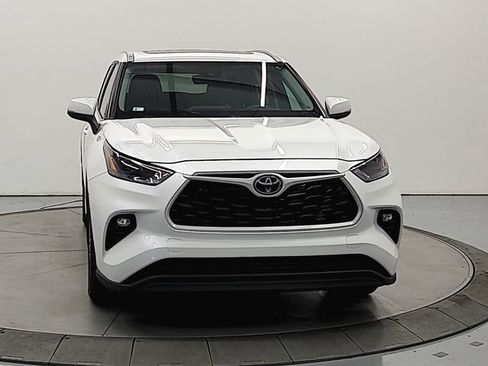 Used 2023 Toyota Highlander XLE FWD image 3