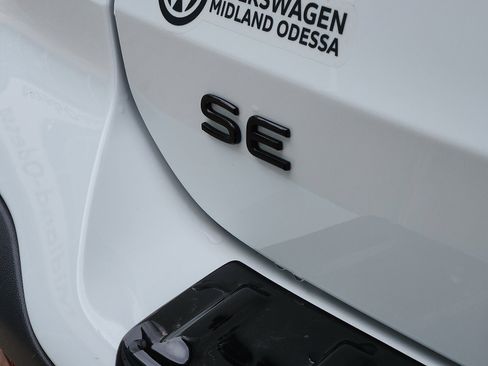 New 2026 Volkswagen Taos SE image 10