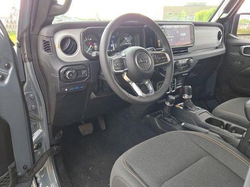 Certified 2025 Jeep Wrangler Unlimited Sahara w/ Safety Group AWD/4WD image 17
