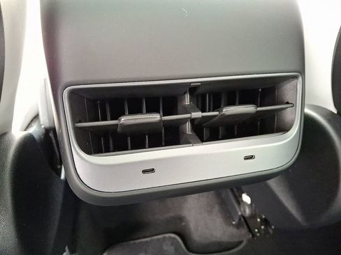 Used 2022 Tesla Model Y Performance image 11