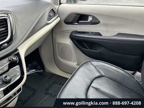 Used 2019 Chrysler Pacifica Limited image 32