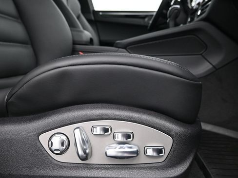 Used 2026 Porsche Macan AWD/4WD image 15