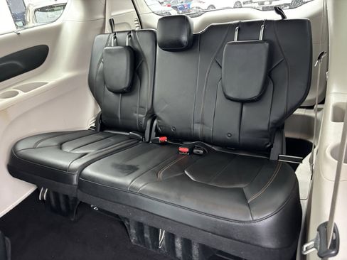 Used 2018 Chrysler Pacifica Touring-L image 20