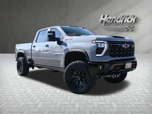 Used 2025 Chevrolet Silverado 2500 ZR2 w/ Technology Package image 2