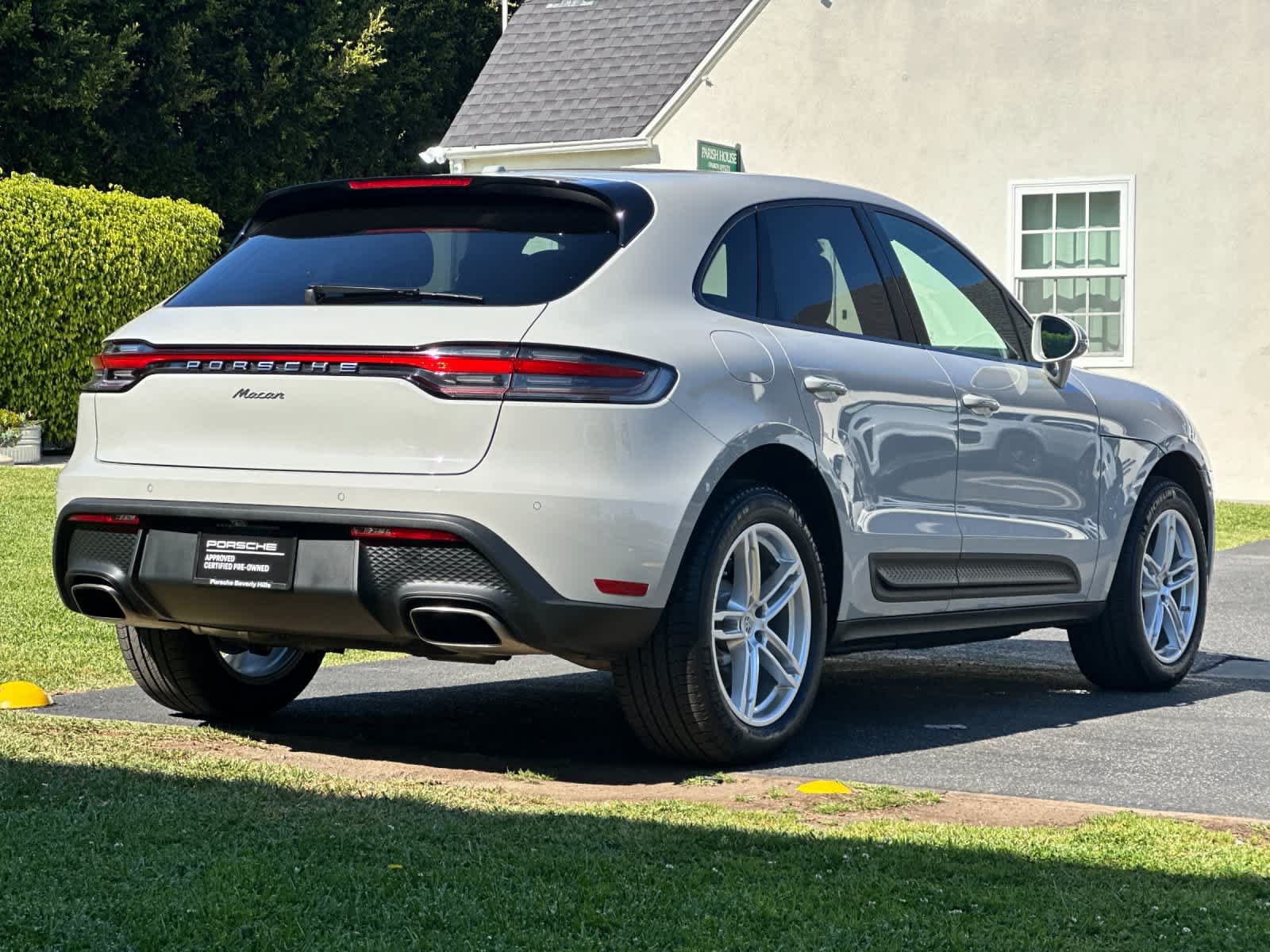 Certified 2025 Porsche Macan AWD/4WD image 8