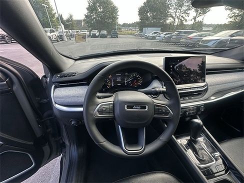 Used 2024 Jeep Compass Latitude image 11