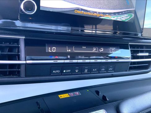 Used 2025 Toyota Sienna LE image 31