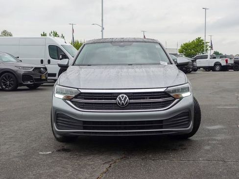 Used 2024 Volkswagen Jetta SE w/ Panoramic Sunroof Package image 2