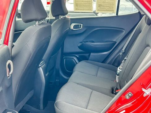 Used 2024 Hyundai Venue SE FWD image 19