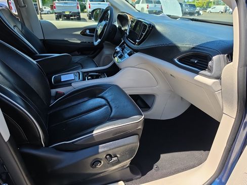 Used 2023 Chrysler Pacifica Limited FWD image 17