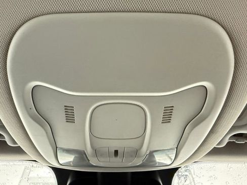 Used 2020 Jeep Renegade Latitude FWD image 23