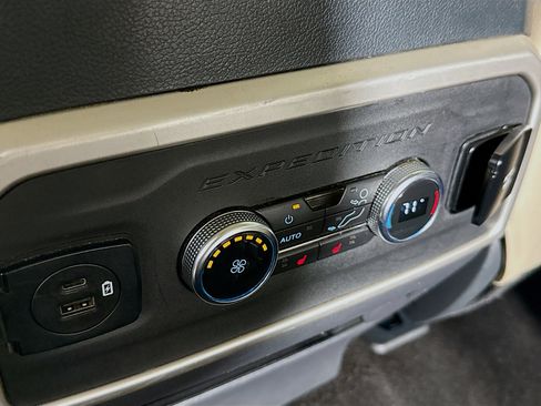 Used 2022 Ford Expedition Limited image 31