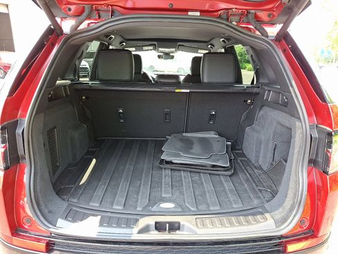 Certified 2025 Land Rover Discovery Sport Dynamic SE image 28