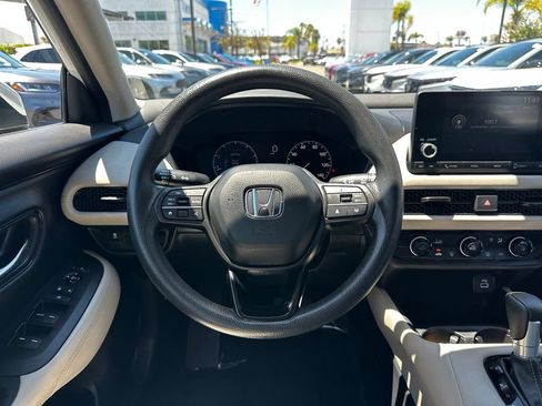Used 2023 Honda HR-V LX image 18