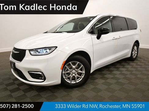 Used 2025 Chrysler Pacifica Select FWD image 1