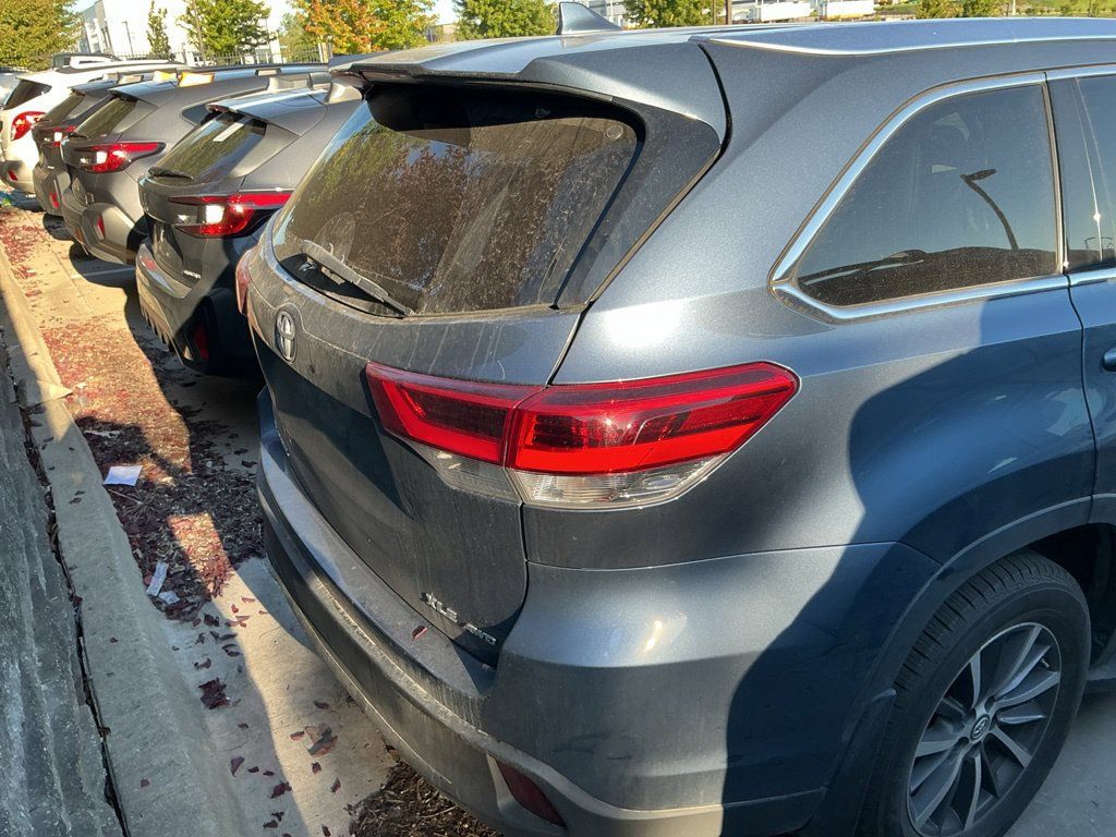 Used 2017 Toyota Highlander XLE w/ Protection Package #3 AWD/4WD image 4