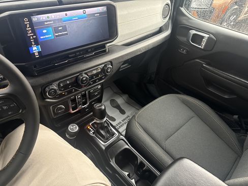Used 2024 Jeep Gladiator Sport AWD/4WD image 22