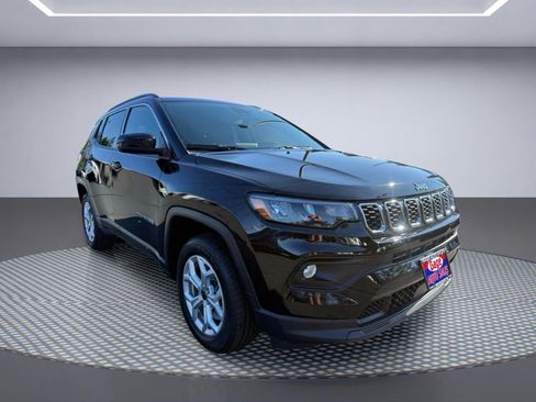 Used 2025 Jeep Compass Latitude w/ Sun & Sound Group AWD/4WD image 8