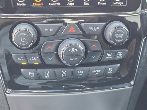 Certified 2021 Jeep Grand Cherokee Laredo X AWD/4WD image 12
