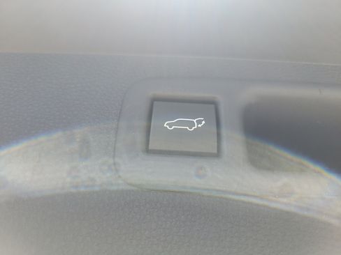 Used 2021 Toyota Highlander XLE FWD image 11