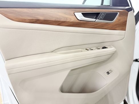 Used 2025 Volkswagen Atlas SE w/ Black Wheel Package image 13