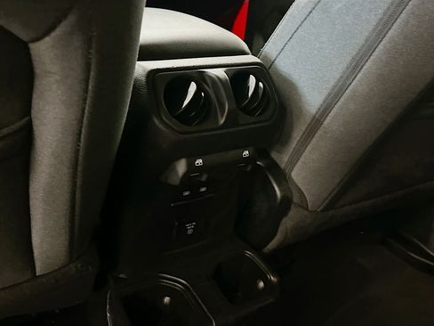 Used 2025 Jeep Wrangler Sahara image 27