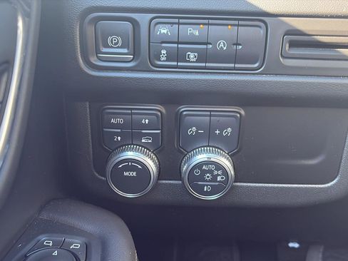 Used 2023 GMC Yukon SLT w/ SLT Premium Package image 14