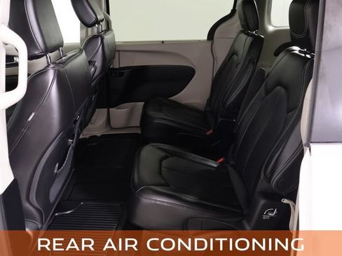 Used 2024 Chrysler Pacifica Touring-L FWD image 16